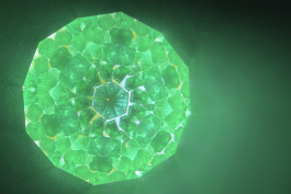 Schmuckkaleidoskop Orbit, ein entstandenes Bild fotografiert. Grünschimmernde Smaragd Ornamentik. Inhorgenta Award 2019