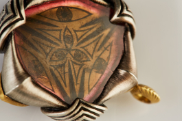 No. 002 Huachuma:

Detailbild Gravuren im Wassermelonenturmalin. Augen und Spitzen, in Silber und Gelbgold als Rheinflussgold.