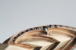 No. 004 Lilith: Seitenansicht. Die schwarzen Diamanten funkeln, gefasst im Rheinflussgold