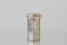 006 Schmuckkaleidoskop Triforme:
Frontalsicht auf die Ornamentik der Außenwandung des Kaleidoskops. In Silber und Roségold gefertigt, erinnern die Muster außen an die im Innen.