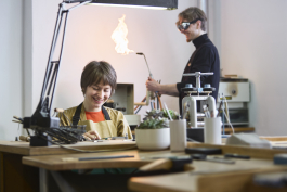 Tim Elwert und Birgitta Voigt in Aktion, am Goldschmieden